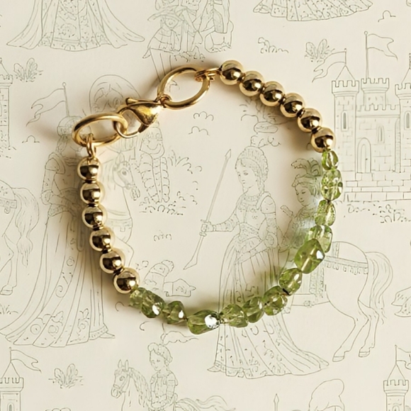 Natural Peridot Chips And Gold Beads In Half And Half Design Bracelet - Picture 1 of 7